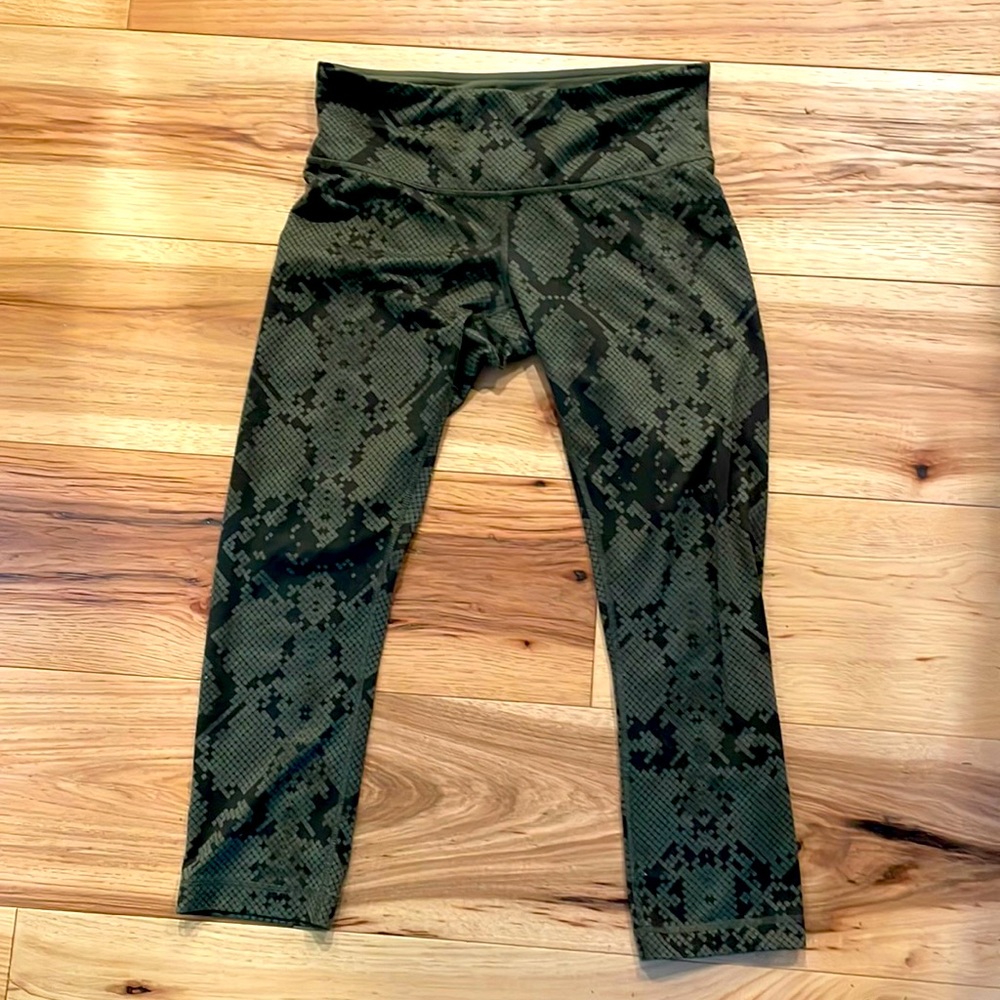 Lululemon crop leggings.